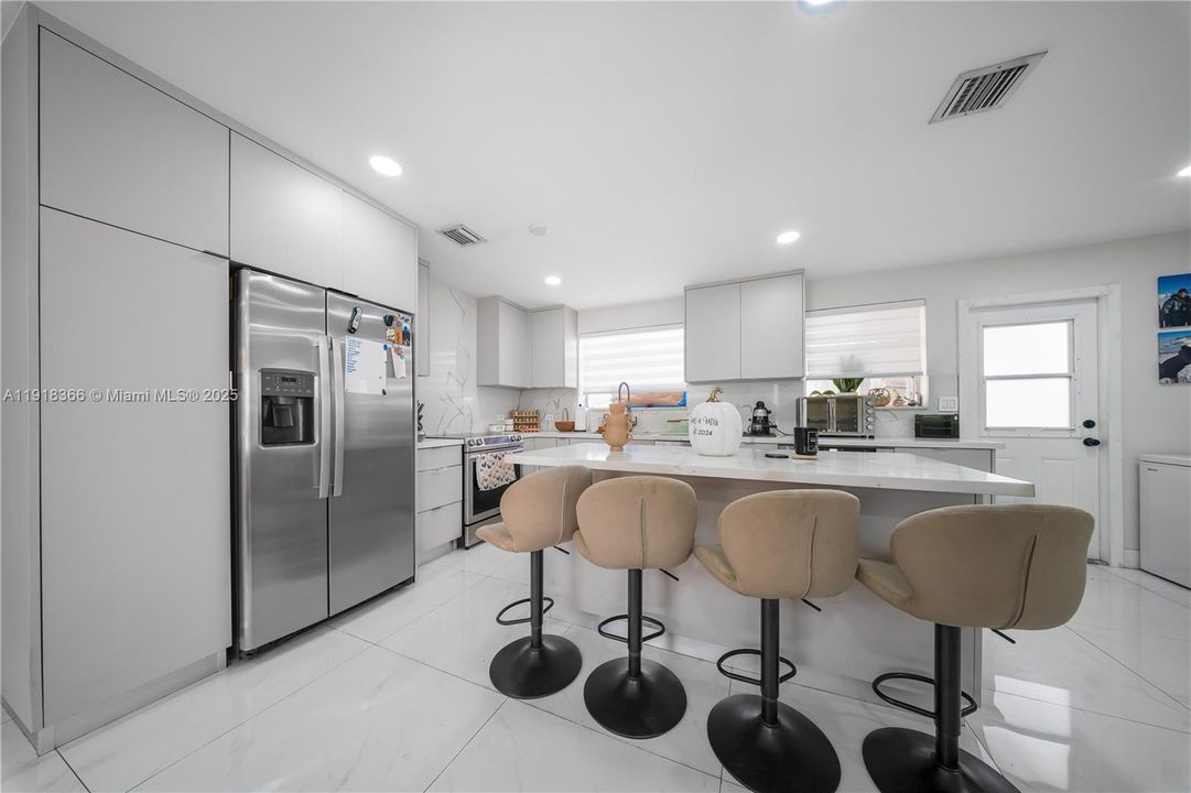 На продажу: $550,000 (2 спален, 2 ванн, 1132 Квадратных фут)