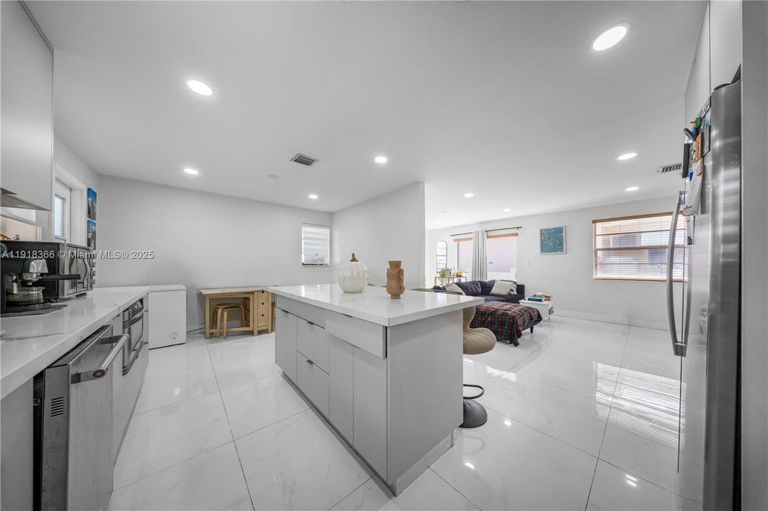 На продажу: $550,000 (2 спален, 2 ванн, 1132 Квадратных фут)