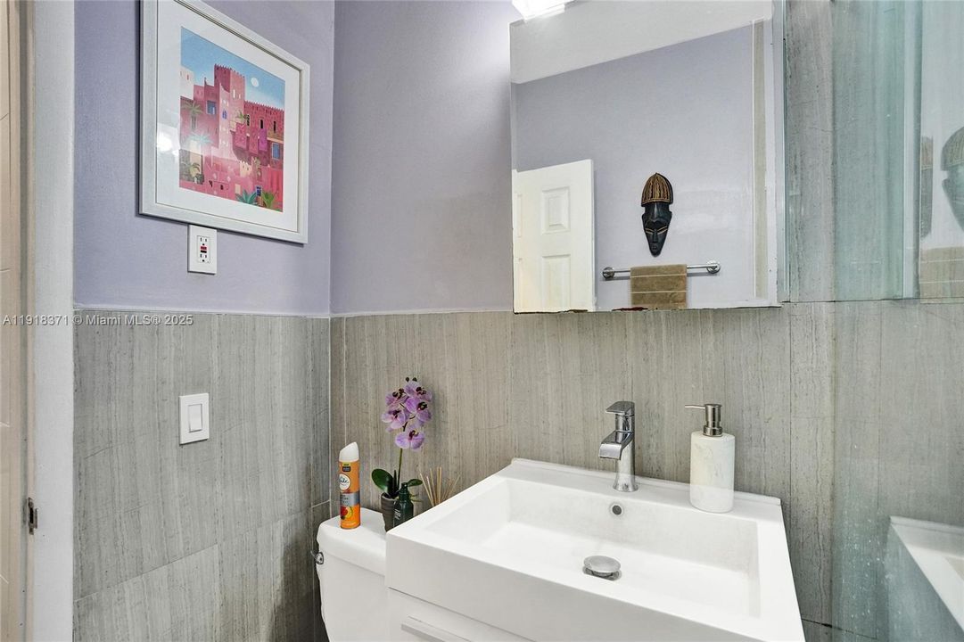 待售: $344,000 (2 贝兹, 1 浴室, 775 平方英尺)