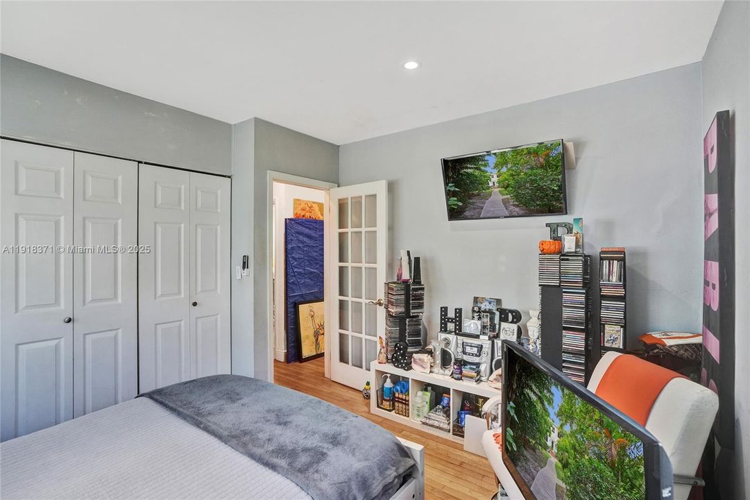 待售: $344,000 (2 贝兹, 1 浴室, 775 平方英尺)