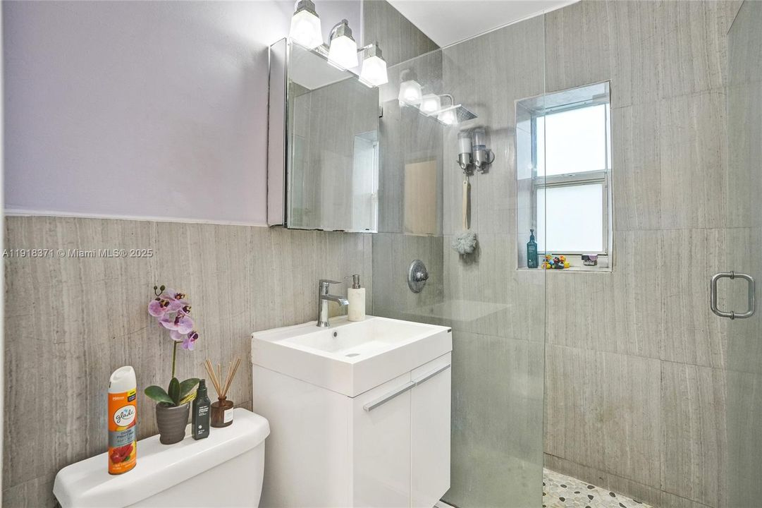 待售: $344,000 (2 贝兹, 1 浴室, 775 平方英尺)