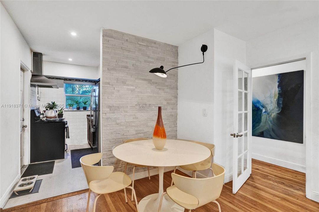 待售: $344,000 (2 贝兹, 1 浴室, 775 平方英尺)