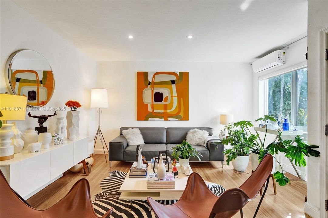 待售: $344,000 (2 贝兹, 1 浴室, 775 平方英尺)