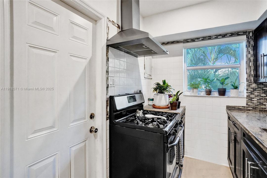 待售: $344,000 (2 贝兹, 1 浴室, 775 平方英尺)