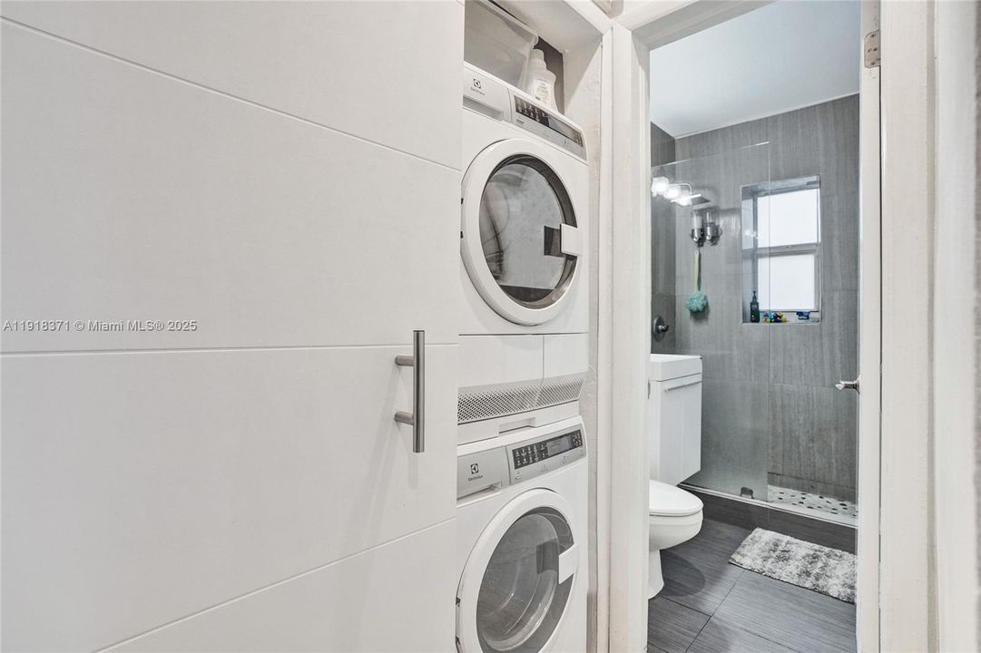 待售: $344,000 (2 贝兹, 1 浴室, 775 平方英尺)