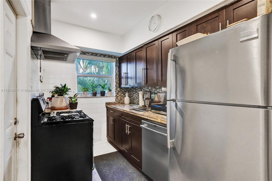 待售: $344,000 (2 贝兹, 1 浴室, 775 平方英尺)