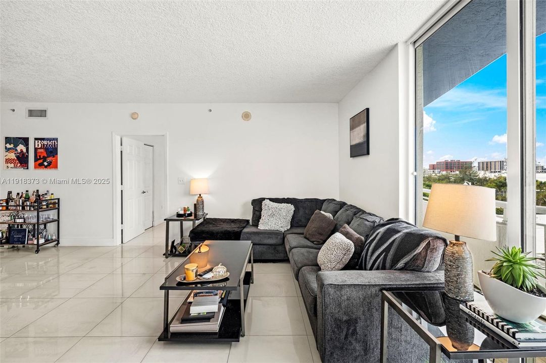 En Venta: $600,000 (3 camas, 2 baños, 1305 Pies cuadrados)