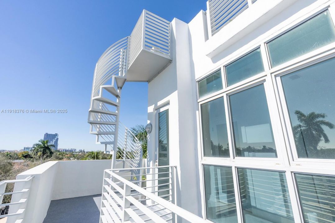 合同活跃: $4,750 (1 贝兹, 1 浴室, 681 平方英尺)