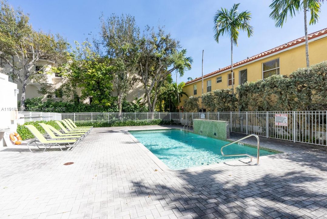 合同活跃: $4,750 (1 贝兹, 1 浴室, 681 平方英尺)