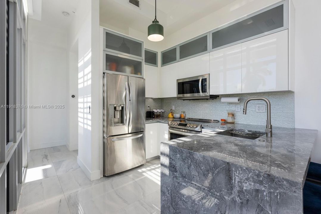 合同活跃: $4,750 (1 贝兹, 1 浴室, 681 平方英尺)