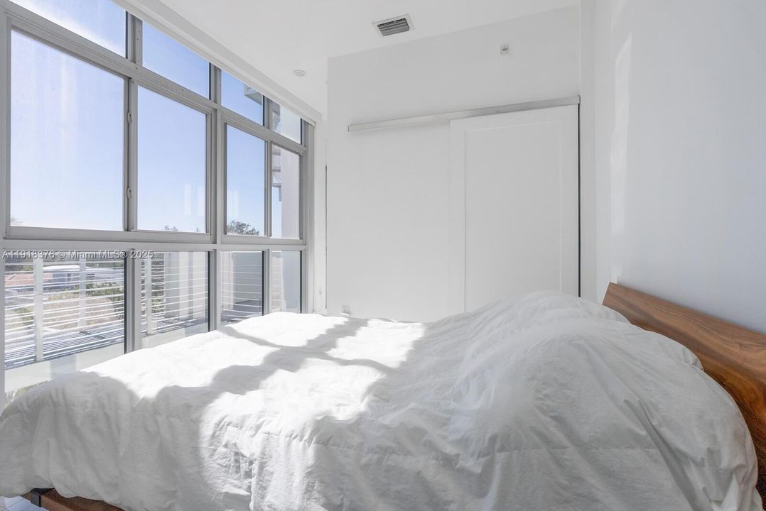 合同活跃: $4,750 (1 贝兹, 1 浴室, 681 平方英尺)