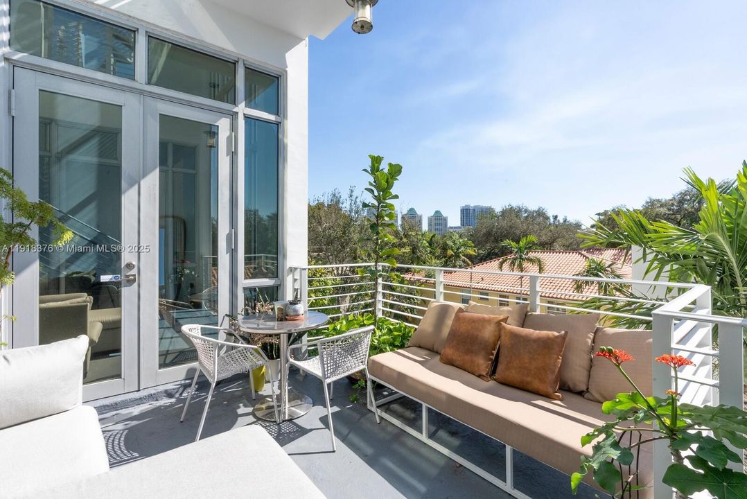 合同活跃: $4,750 (1 贝兹, 1 浴室, 681 平方英尺)