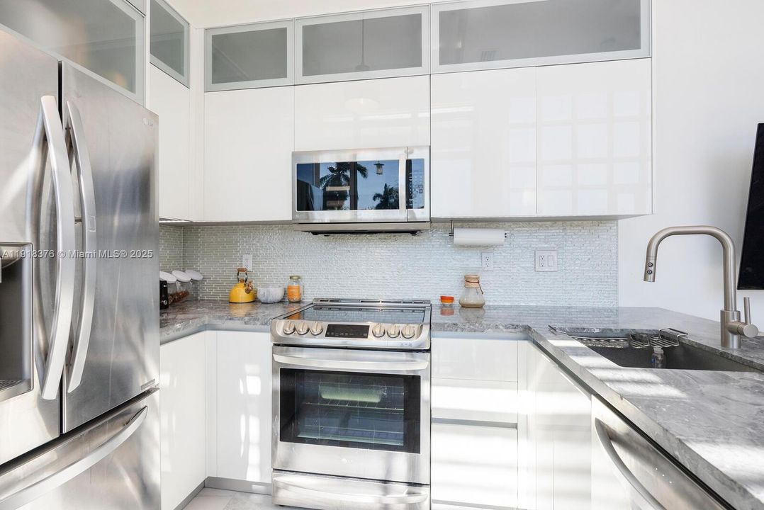 合同活跃: $4,750 (1 贝兹, 1 浴室, 681 平方英尺)