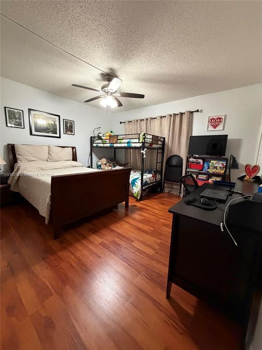 出租: $2,150 (2 贝兹, 2 浴室, 985 平方英尺)