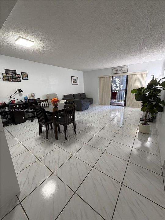 出租: $2,150 (2 贝兹, 2 浴室, 985 平方英尺)