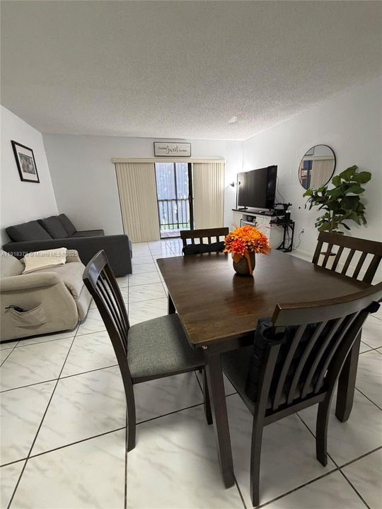 出租: $2,150 (2 贝兹, 2 浴室, 985 平方英尺)