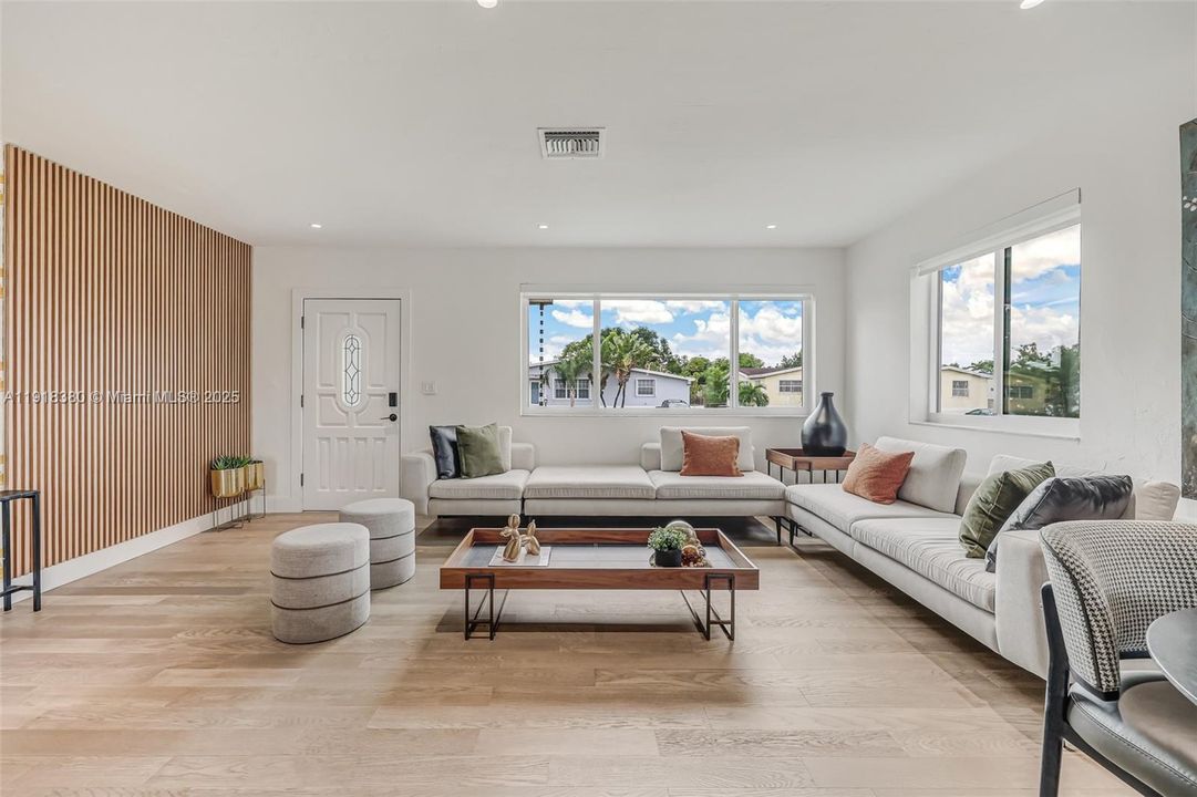 En Venta: $795,000 (3 camas, 2 baños, 1215 Pies cuadrados)