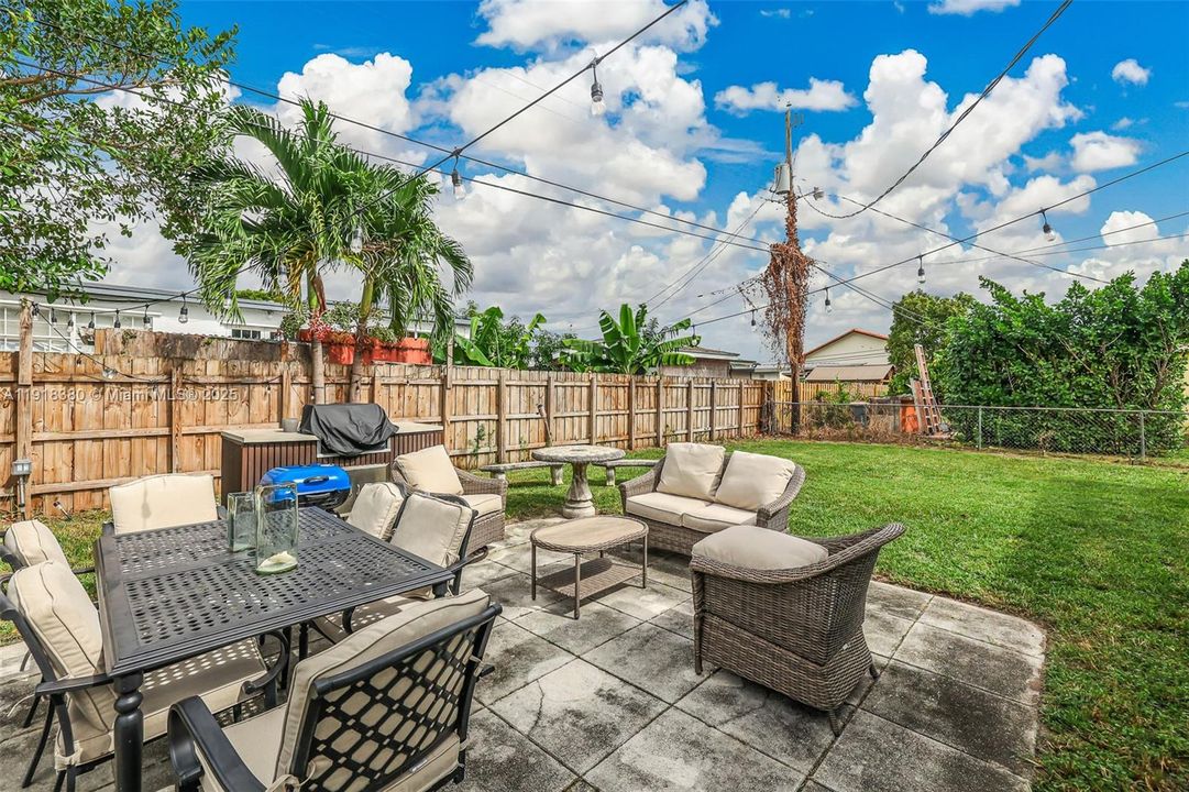 En Venta: $795,000 (3 camas, 2 baños, 1215 Pies cuadrados)