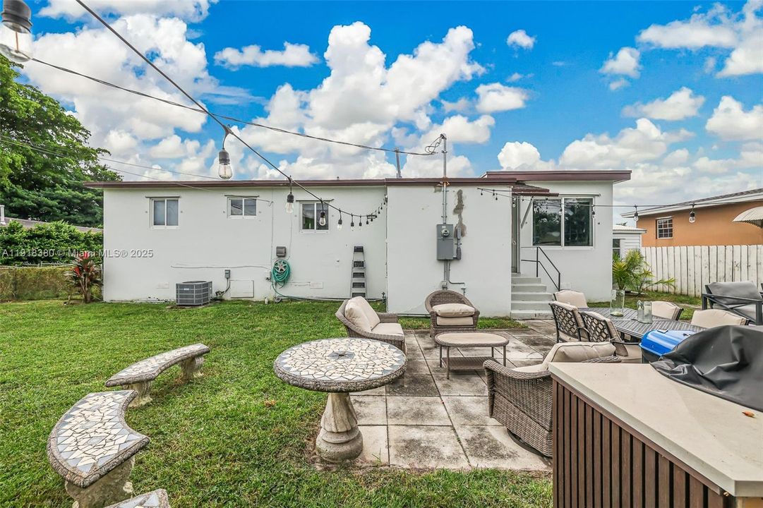 En Venta: $795,000 (3 camas, 2 baños, 1215 Pies cuadrados)