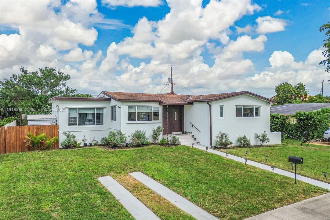 En Venta: $795,000 (3 camas, 2 baños, 1215 Pies cuadrados)