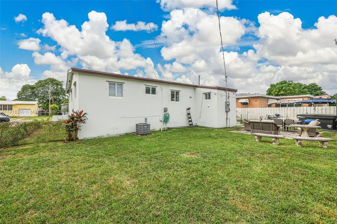 En Venta: $795,000 (3 camas, 2 baños, 1215 Pies cuadrados)