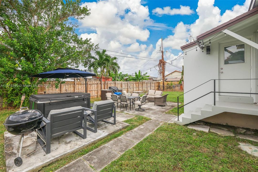 En Venta: $795,000 (3 camas, 2 baños, 1215 Pies cuadrados)