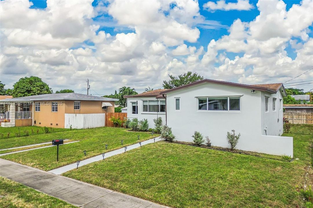 En Venta: $795,000 (3 camas, 2 baños, 1215 Pies cuadrados)