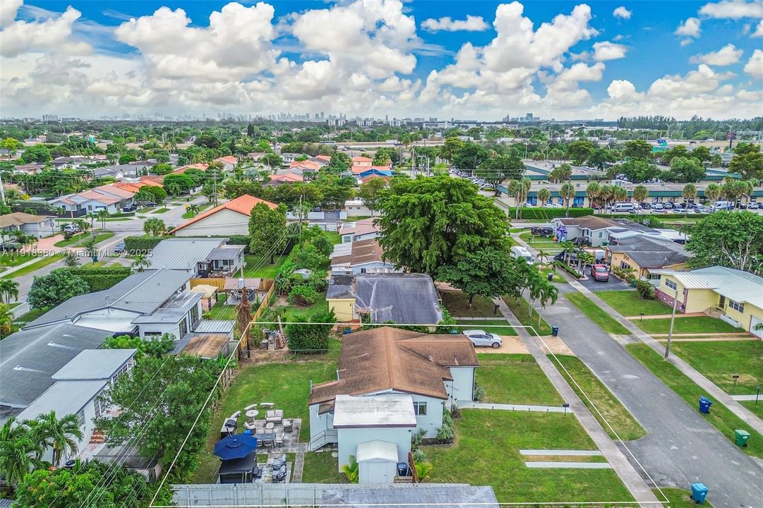 En Venta: $795,000 (3 camas, 2 baños, 1215 Pies cuadrados)