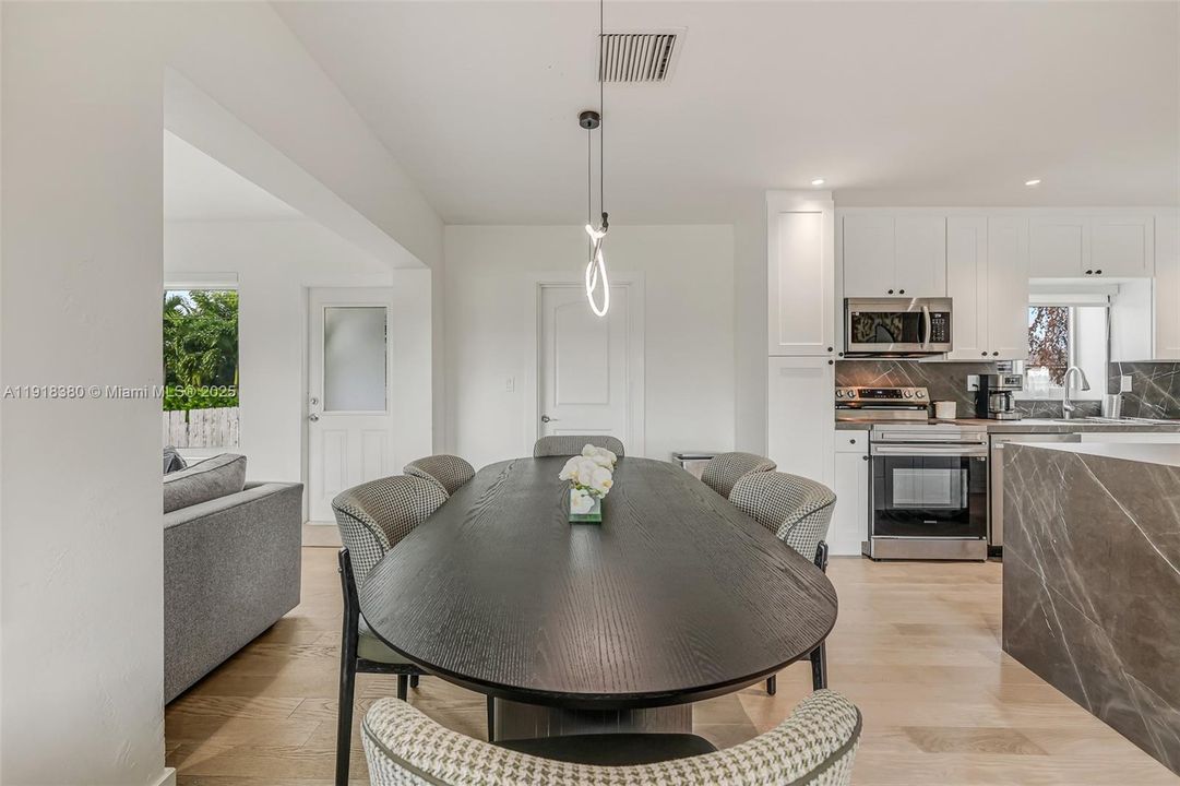 En Venta: $795,000 (3 camas, 2 baños, 1215 Pies cuadrados)