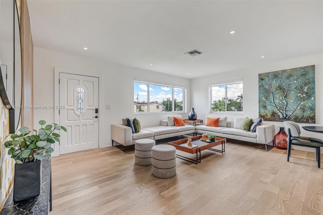 En Venta: $795,000 (3 camas, 2 baños, 1215 Pies cuadrados)