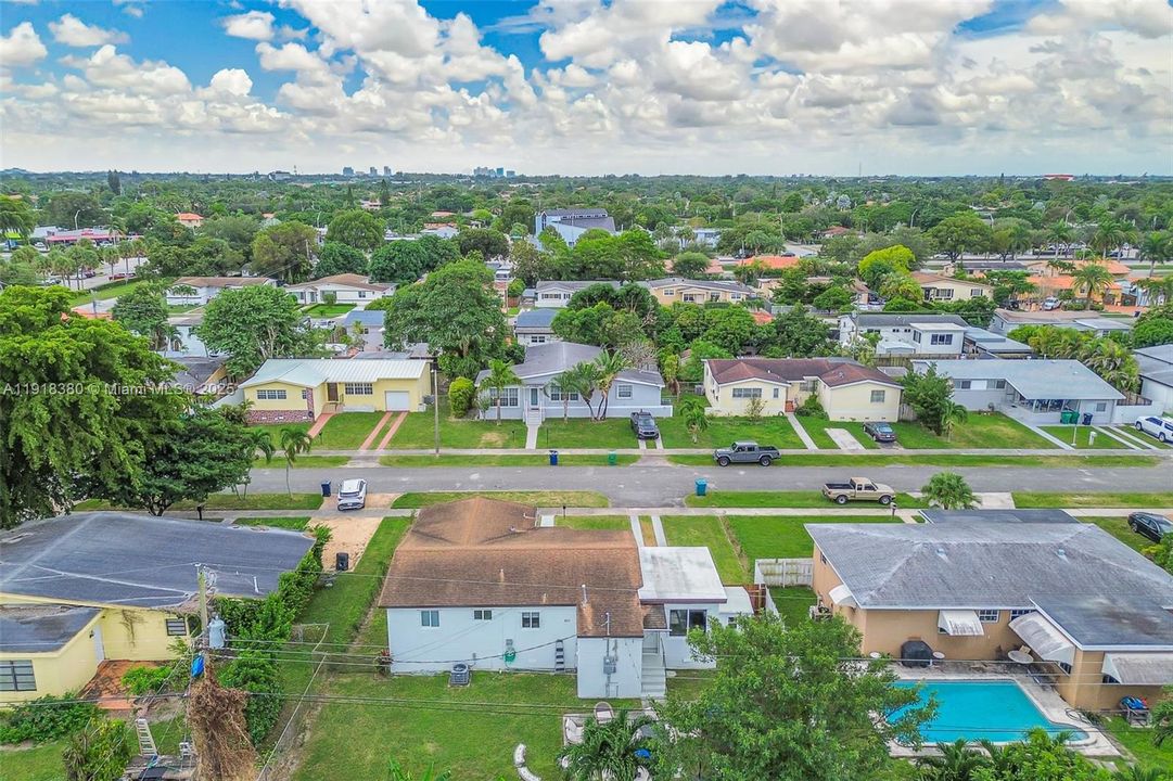 En Venta: $795,000 (3 camas, 2 baños, 1215 Pies cuadrados)