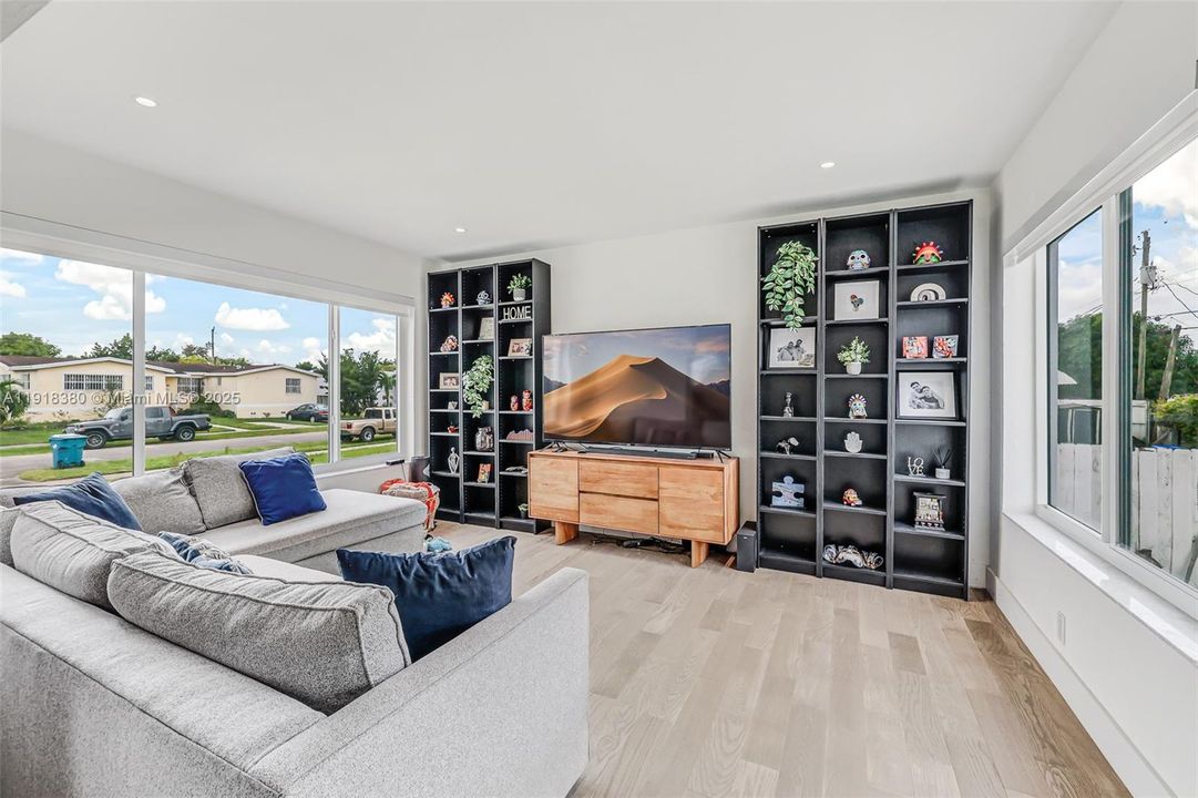 En Venta: $795,000 (3 camas, 2 baños, 1215 Pies cuadrados)