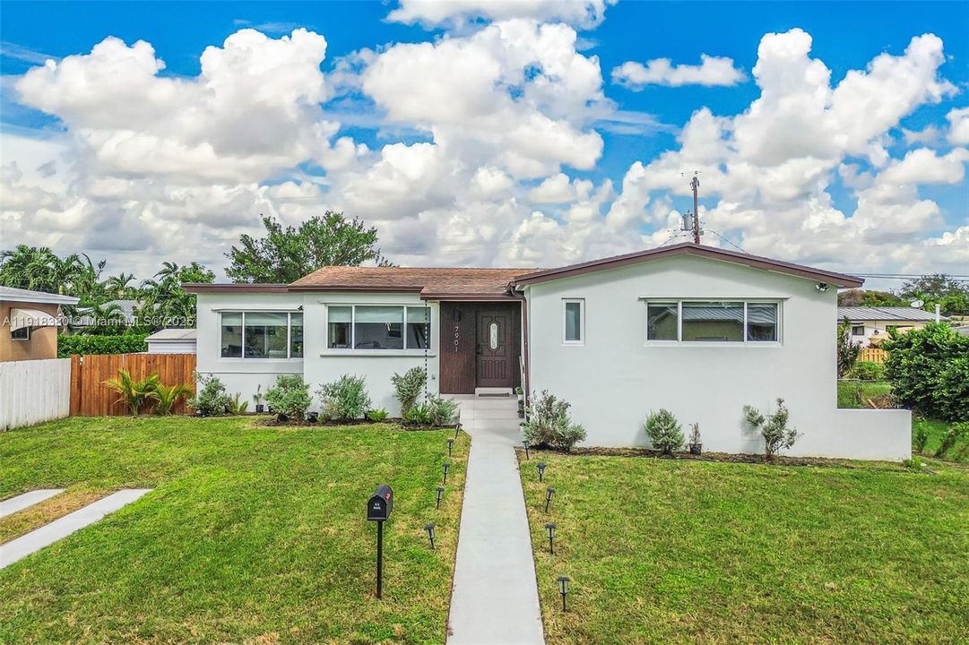 En Venta: $795,000 (3 camas, 2 baños, 1215 Pies cuadrados)