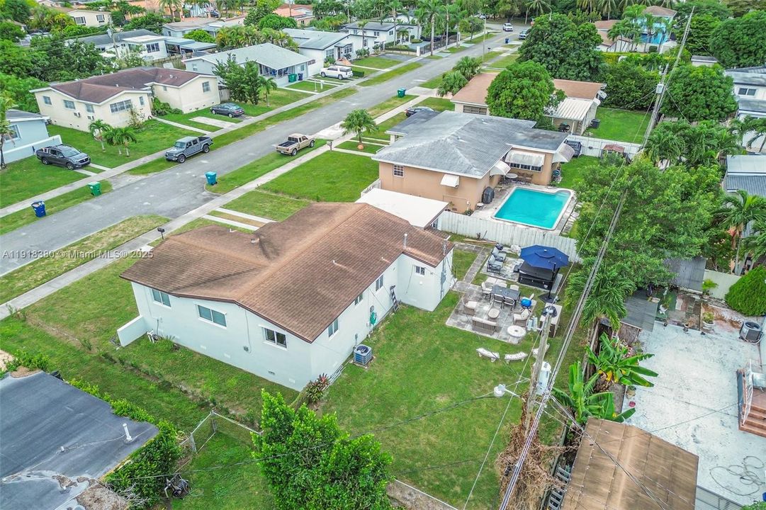 En Venta: $795,000 (3 camas, 2 baños, 1215 Pies cuadrados)