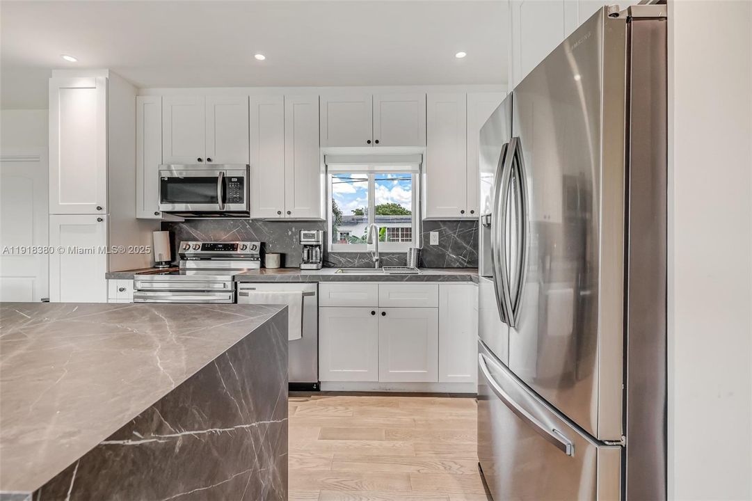 En Venta: $795,000 (3 camas, 2 baños, 1215 Pies cuadrados)