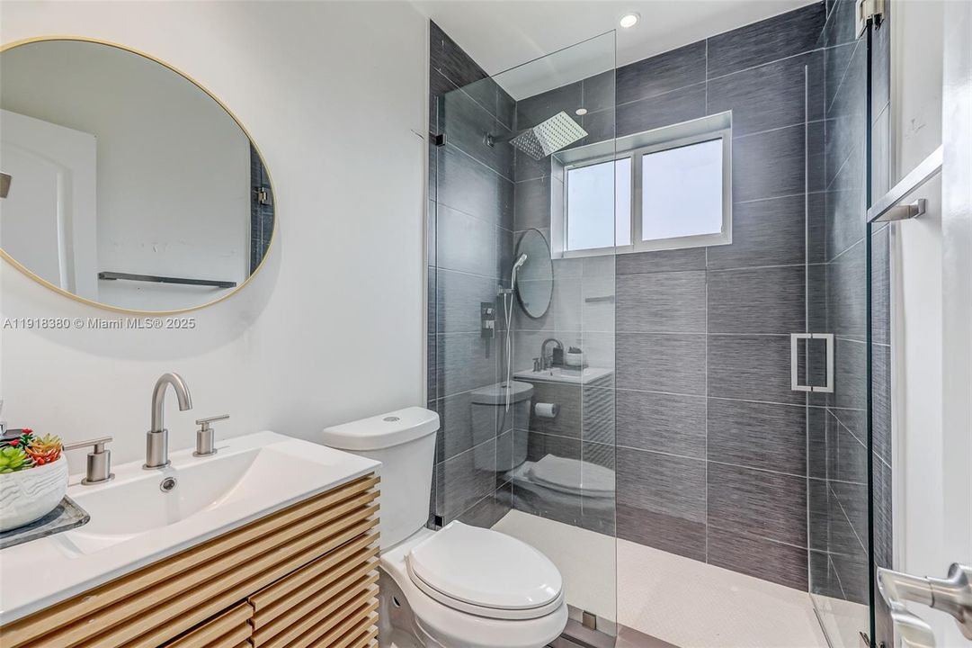 En Venta: $795,000 (3 camas, 2 baños, 1215 Pies cuadrados)