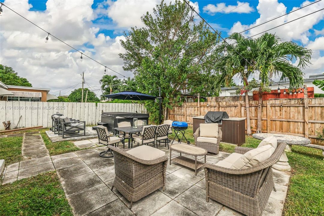 En Venta: $795,000 (3 camas, 2 baños, 1215 Pies cuadrados)