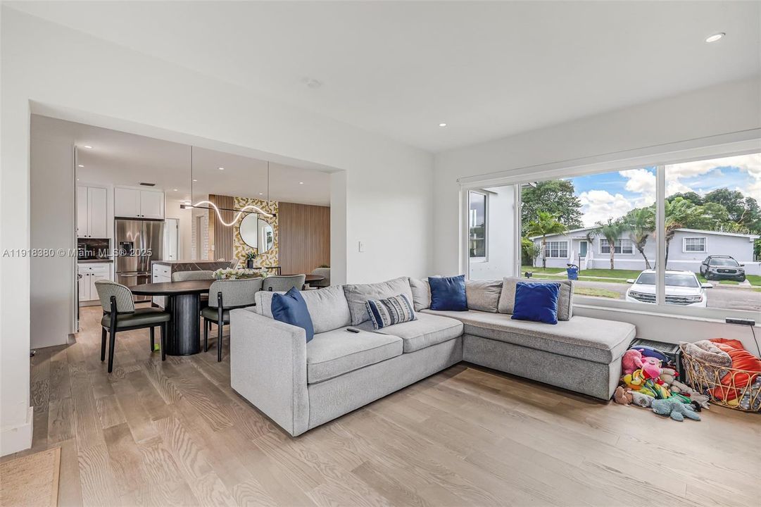 En Venta: $795,000 (3 camas, 2 baños, 1215 Pies cuadrados)