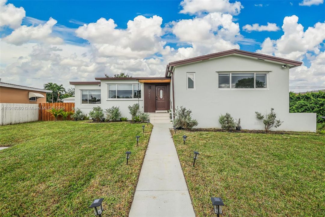 En Venta: $795,000 (3 camas, 2 baños, 1215 Pies cuadrados)