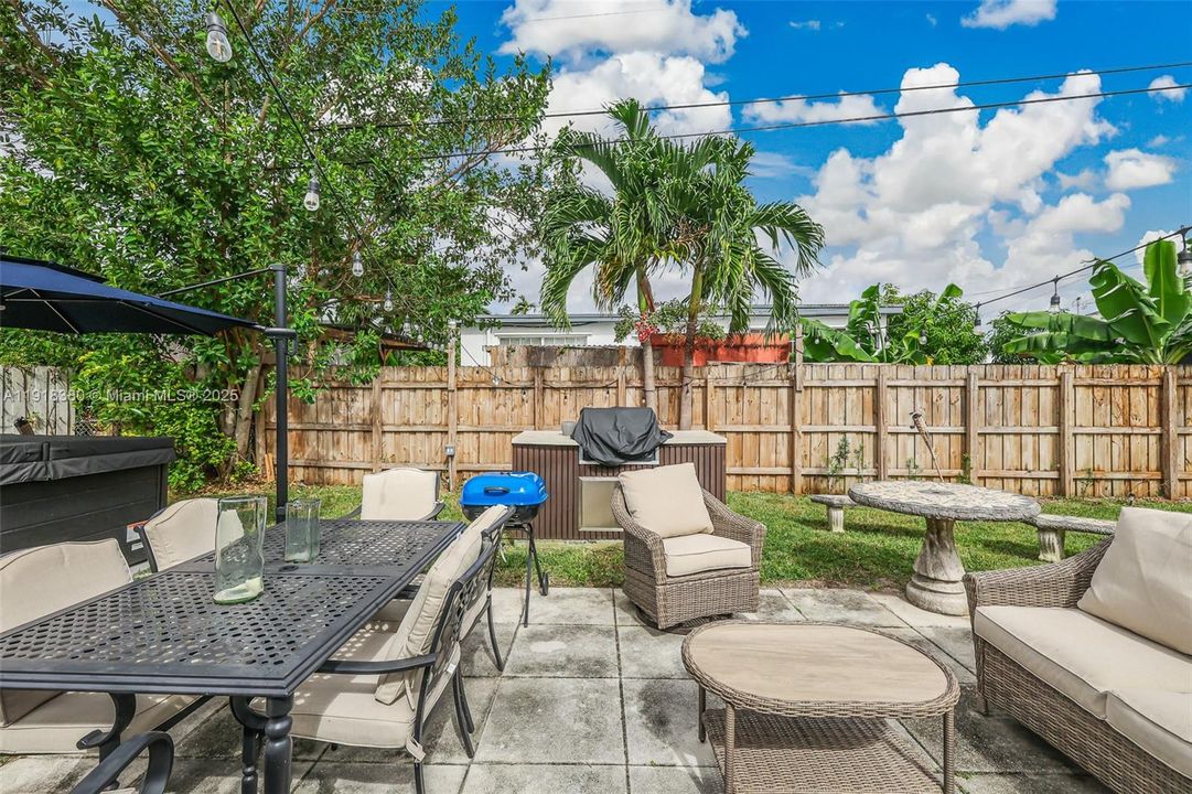 En Venta: $795,000 (3 camas, 2 baños, 1215 Pies cuadrados)