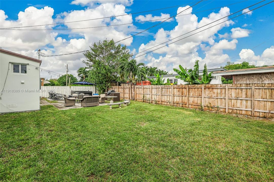 En Venta: $795,000 (3 camas, 2 baños, 1215 Pies cuadrados)