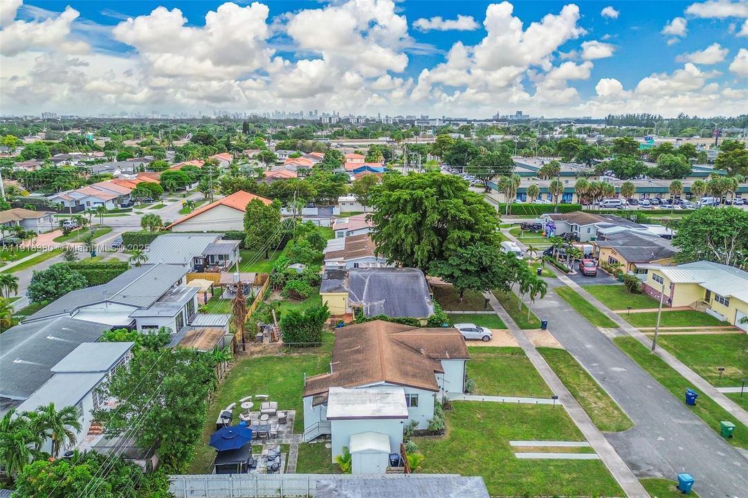 En Venta: $795,000 (3 camas, 2 baños, 1215 Pies cuadrados)