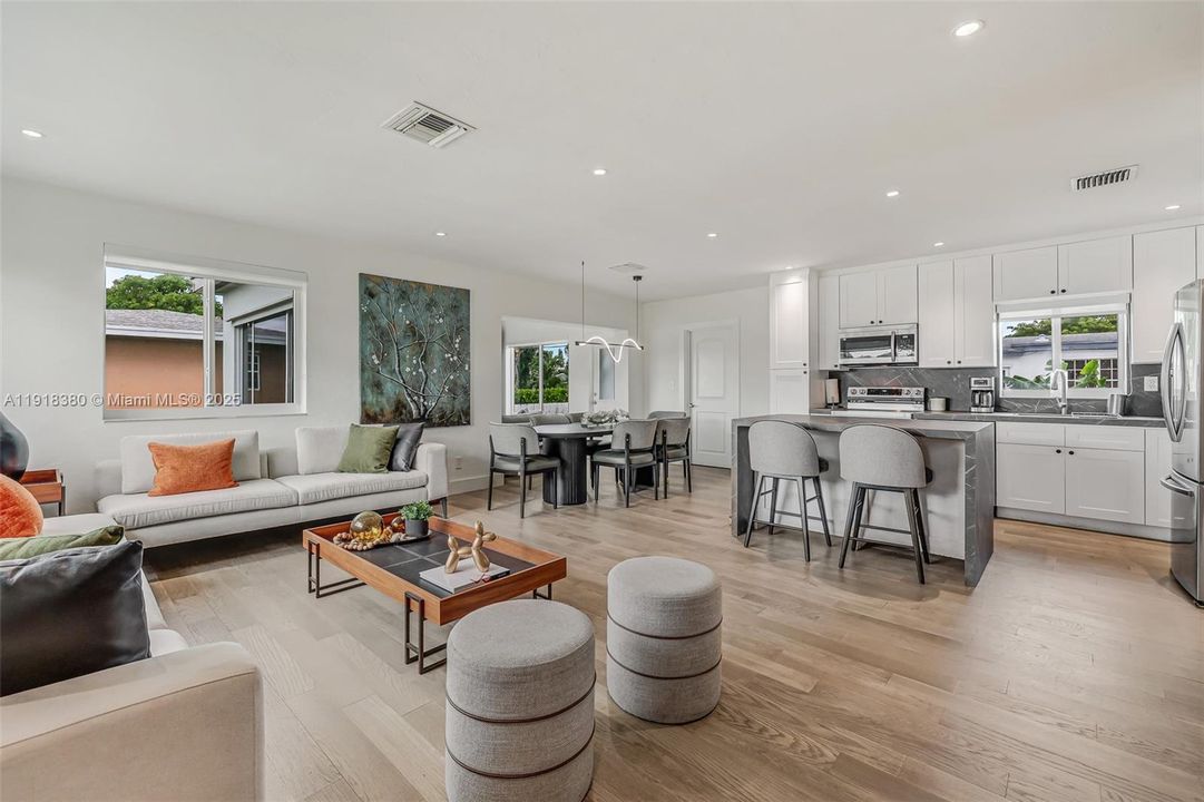 En Venta: $795,000 (3 camas, 2 baños, 1215 Pies cuadrados)