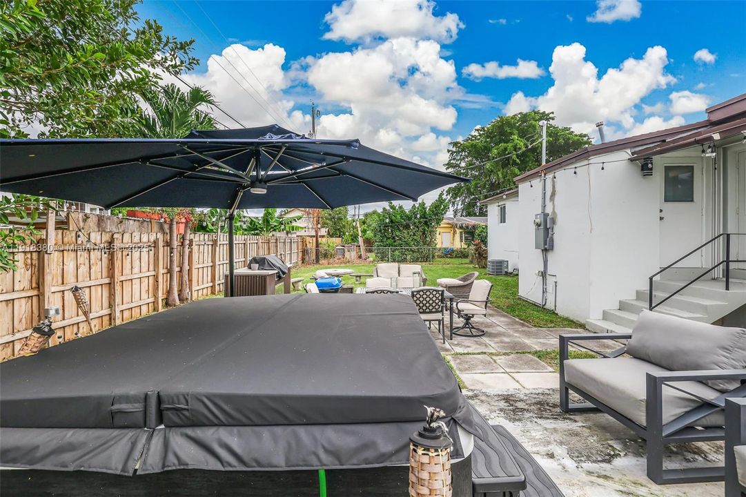 En Venta: $795,000 (3 camas, 2 baños, 1215 Pies cuadrados)