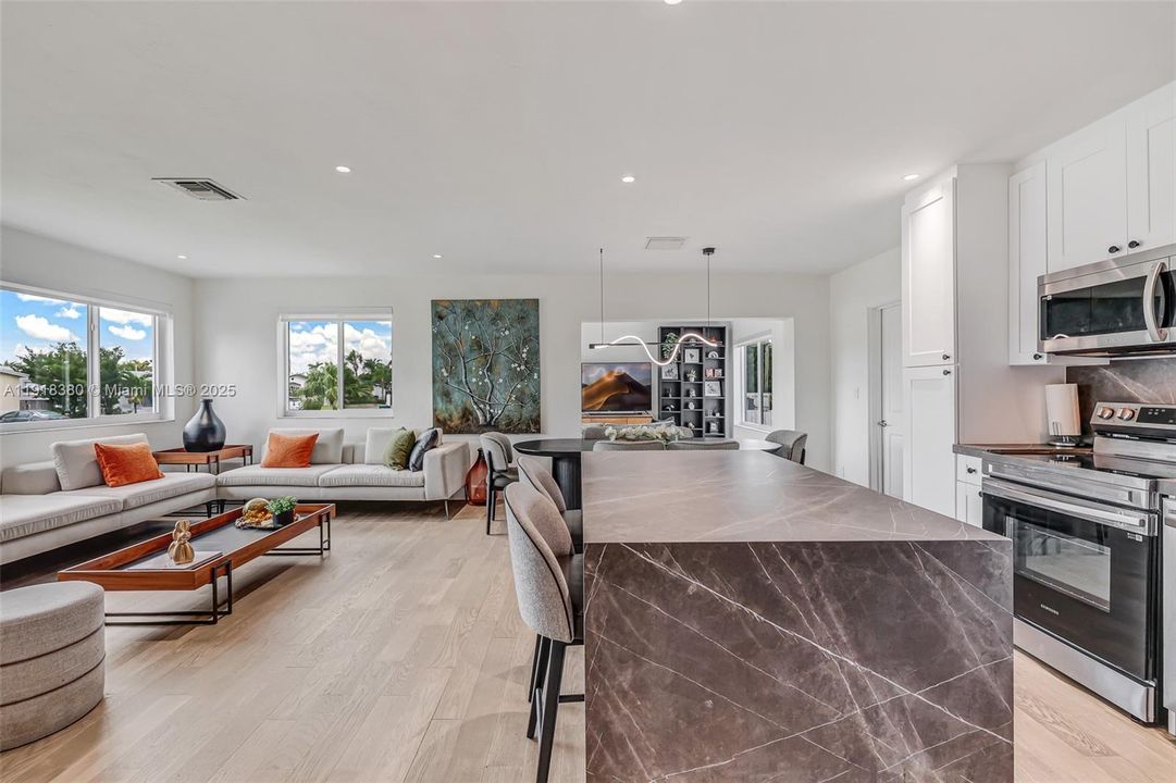 En Venta: $795,000 (3 camas, 2 baños, 1215 Pies cuadrados)