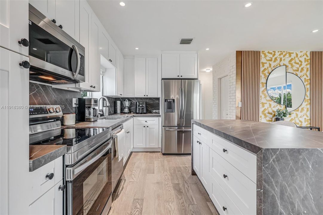 En Venta: $795,000 (3 camas, 2 baños, 1215 Pies cuadrados)