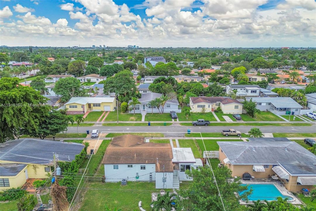 En Venta: $795,000 (3 camas, 2 baños, 1215 Pies cuadrados)