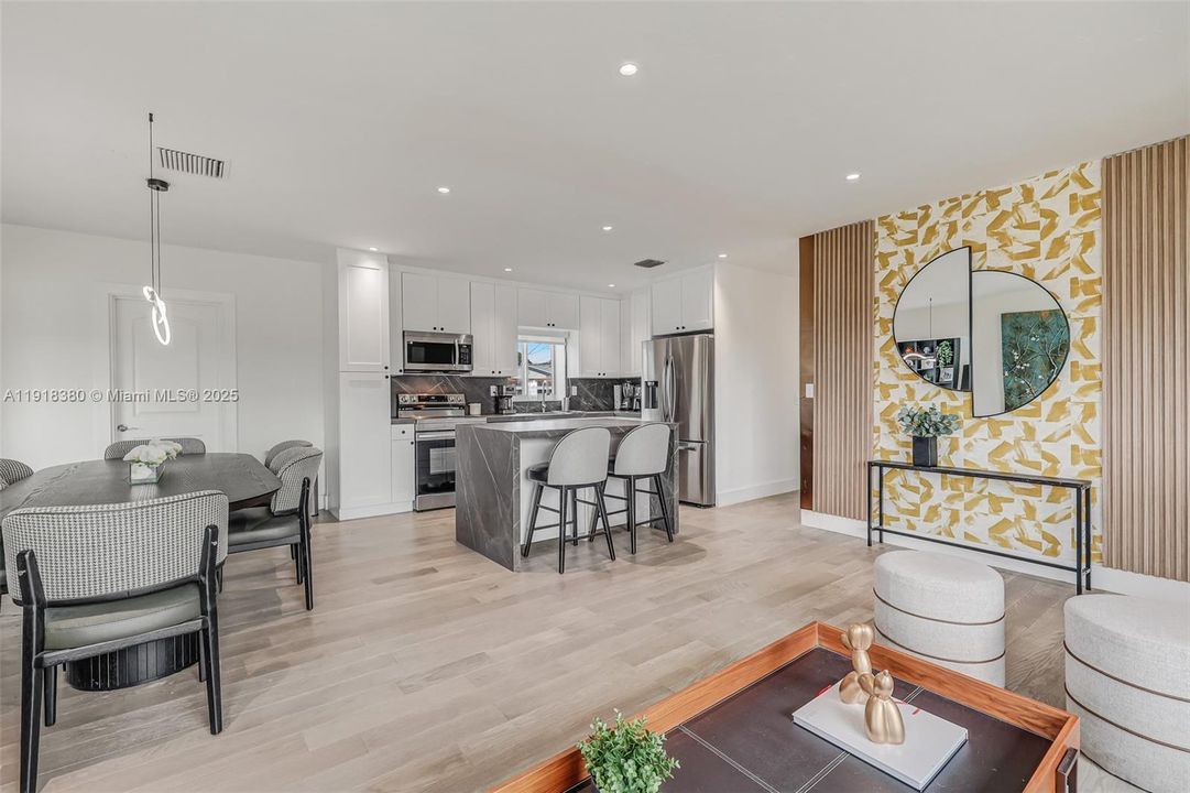 En Venta: $795,000 (3 camas, 2 baños, 1215 Pies cuadrados)