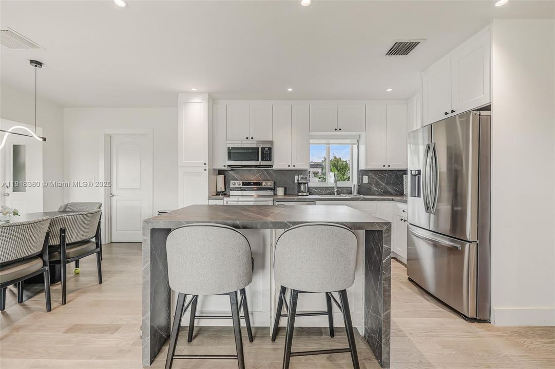 En Venta: $795,000 (3 camas, 2 baños, 1215 Pies cuadrados)