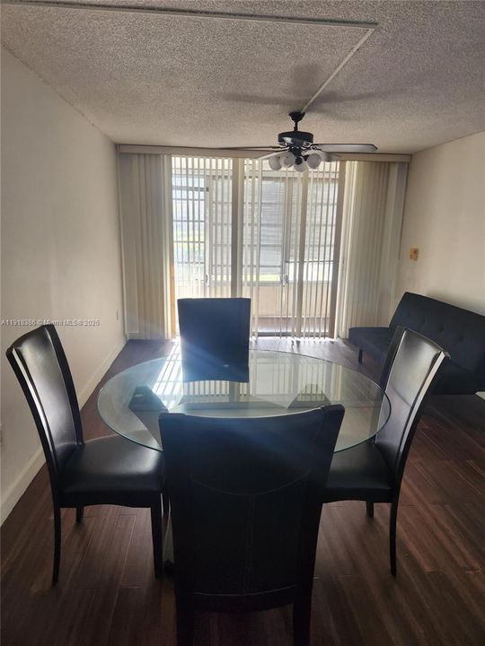 出租: $1,300 (1 贝兹, 1 浴室, 640 平方英尺)